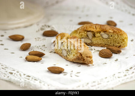 Cantucci, eine typische toskanische Kekse auf einem weißen Tisch. Stockfoto