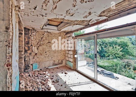 Verlassene Zimmer unter Abbruch vor der Renovierung Stockfoto