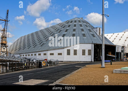 Das massive Dach des Beleg-Abdeckung über Nr. 3 Trockendock eingeführt, um die Verschlechterung der Holzschiffe durch Regen und Feuchtigkeit zu stoppen Stockfoto