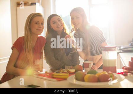 Porträt Mädchen im Teenageralter in sonnige Küche Essen Stockfoto