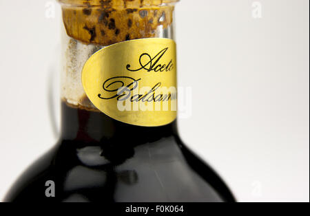 Traditionelle italienische Balsamico-Essig isoliert auf weißem Hintergrund Stockfoto