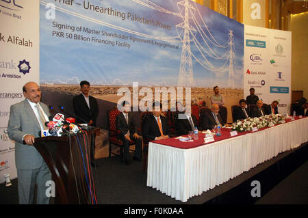 Karachi, Pakistan. 17. August 2015. Hauptminister Sindh Adressierung während Unterzeichnung Master Aktionär Vereinbarung Zeremonie, Sindh Engro Coal Mining Company, in Karatschi auf Montag, 17. August 2015. Bildnachweis: Asianet-Pakistan/Alamy Live-Nachrichten Stockfoto