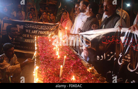 Karachi, Pakistan. 17. August 2015. Mitglieder der moslemischen Liga-Q sind erschlagenen Shujat Khanzada Ehren, die in einem selbstmörderischen Angriff in Attock Stadt, während ein Kerzenlicht-Mahnwache am Montag, 17. August 2015 in Karachi Presseclub abgehaltenen getötet. Bildnachweis: Asianet-Pakistan/Alamy Live-Nachrichten Stockfoto