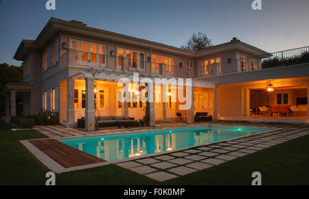 Beleuchtete Luxus-Haus mit Pool in der Nacht Stockfoto