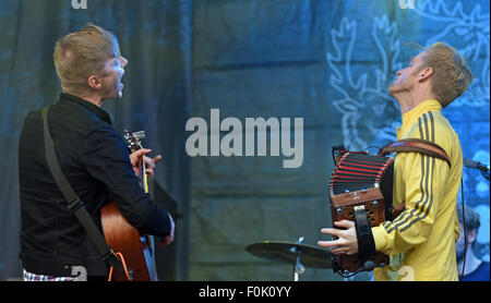 Oxfordshire, Vereinigtes Königreich. 15. August 2015.  Bild: Cropredy Oxfordshire UK. Fairports Cropredy Schutzoase - Skinny Lister auf der Hauptbühne Date15/08/2015-Credit: Charlie Bryan/Alamy Live News Stockfoto