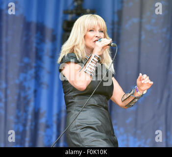 Oxfordshire, Vereinigtes Königreich. 15. August 2015.  Bild: Cropredy Oxfordshire UK. Fairports Cropredy Convention: Toyah Durchführung auf der Hauptbühne. Date15/08/2015 Credit: Charlie Bryan/Alamy Live News Stockfoto