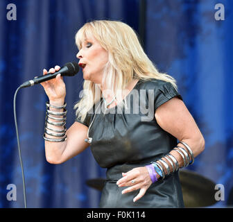 Oxfordshire, Vereinigtes Königreich. 15. August 2015.  Bild: Cropredy Oxfordshire UK. Fairports Cropredy Convention: Toyah Durchführung auf der Hauptbühne. Date15/08/2015 Credit: Charlie Bryan/Alamy Live News Stockfoto