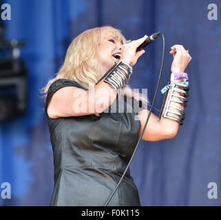 Oxfordshire, Vereinigtes Königreich. 15. August 2015.  Bild: Cropredy Oxfordshire UK. Fairports Cropredy Convention: Toyah Durchführung auf der Hauptbühne. Date15/08/2015 Credit: Charlie Bryan/Alamy Live News Stockfoto