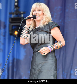 Oxfordshire, Vereinigtes Königreich. 15. August 2015.  Bild: Cropredy Oxfordshire UK. Fairports Cropredy Convention: Toyah Durchführung auf der Hauptbühne. Date15/08/2015 Credit: Charlie Bryan/Alamy Live News Stockfoto