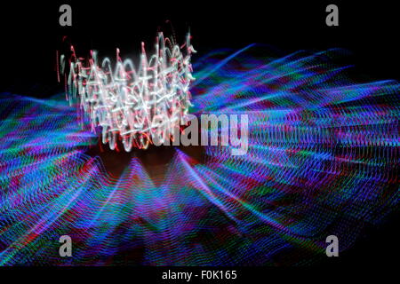 Handheld Langzeitbelichtung einer Spinnerei fairen Fahrt in der Nacht. Stockfoto