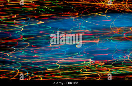 Handheld Langzeitbelichtung einer Spinnerei fairen Fahrt in der Nacht. Stockfoto