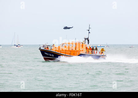 Eastbourne Rettungsboot Diamond Jubilee Wif RAF Sea King Hubschrauber im Hintergrund bei Eastbourne Airbourne, UK. Stockfoto