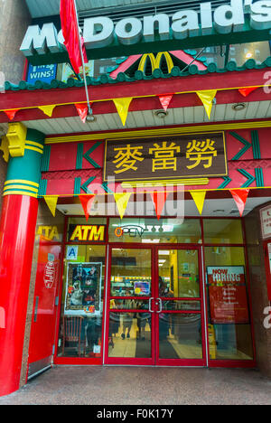 New York City, USA, Chinatown District, Schilder in chinesischer Sprache, McDonald's Fast Food Restaurant, Vordereingang, Schild, globalisiertes Essen Stockfoto