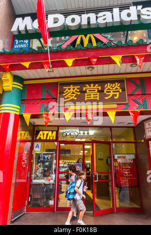 New York City, USA, Kinder, Jungen, vorne, Chinatown District, Schilder in chinesischer Sprache, McDonald's Fast Food Restaurant, globalisiertes Essen, Einwanderer usa Asiatisch, Eintritt Stockfoto