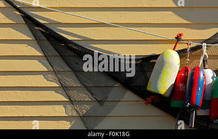 Angeln-Bojen und Net hängen an Holz Holzschindeln Wand. Stockfoto