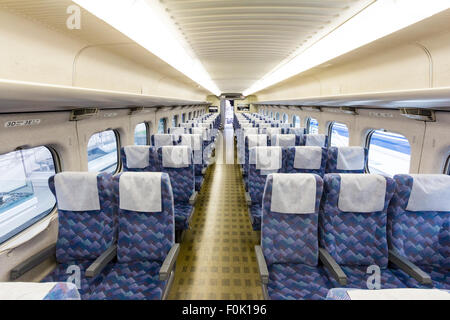 Japan, Nagoya, Railway Park. Shinkansen Museum. Innenraum der A700 Serie Bullet Train 2. Klasse Waggon mit 3 Sitzgelegenheiten. Stockfoto