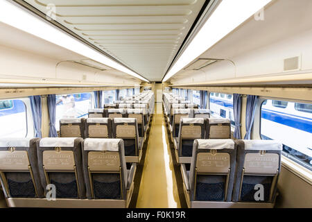 Japan, Nagoya, Railway Park. Shinkansen Museum. Shinkansen, Bullet Train, Serie 100, Innenraum eines zweiten Klasse Schlitten mit Sitzgelegenheiten. Stockfoto