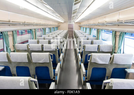 Shinkansen Museum am Bahnhof Park, Nagoya, Japan. Innenansicht entlang einer Reihe 0 Typ Bullet Train, aus dem Jahre 1964. 3 von 2 Sitze angeordnet. Stockfoto