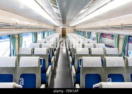 Shinkansen Museum am Bahnhof Park, Nagoya, Japan. Innenansicht entlang einer Reihe 0 Typ Bullet Train, aus dem Jahre 1964. 3 von 2 Sitze angeordnet. Stockfoto