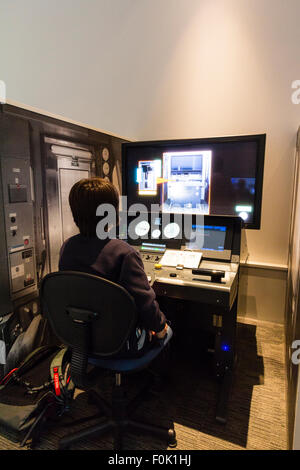 Shinkansen Museum, Nagoya. Blick über die Schulter der Kaukasischen junge Kind 10-12 Jahre alte, sitzen im Control Panel und ein Bildschirm in Train Simulator. Stockfoto