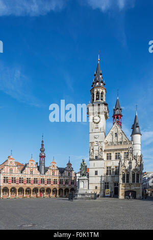 Borse von Amsterdam, Glockenturm, Schöffen des Haus und Statue des mittelalterlichen Druckers Dirk Martens in Aalst / Alost, Flandern, Belgien Stockfoto