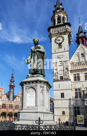 Statue des mittelalterlichen Druckers Dirk Martens und der Glockenturm in der Stadt quadratisch in Aalst / Alost, Flandern, Belgien Stockfoto