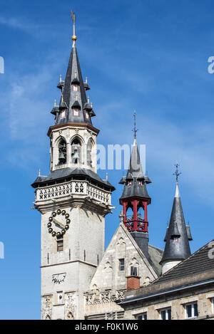 Glockenturm mit Glockenspiel und Türmchen von der Schepenhuis / Schöffen Haus, ehemaliges Rathaus in Aalst, Flandern, Belgien Stockfoto