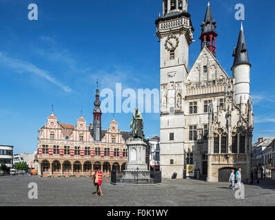 Glockenturm, Schöffen des Hauses und Statue des mittelalterlichen Druckers Dirk Martens in der Stadt quadratisch in Aalst / Alost, Flandern, Belgien Stockfoto