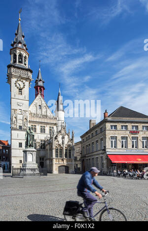 Glockenturm, Schöffen des Hauses und Statue des mittelalterlichen Druckers Dirk Martens in der Stadt quadratisch in Aalst / Alost, Flandern, Belgien Stockfoto