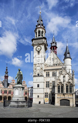 Glockenturm, Schöffen Haus, ehemaliges Rathaus und Statue des Druckers Dirk Martens auf dem Stadtplatz in Aalst, Flandern, Belgien Stockfoto