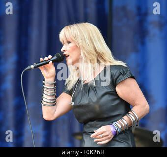 Oxfordshire, Vereinigtes Königreich. 15. August 2015.  Bild: Cropredy Oxfordshire UK. Fairports Cropredy Convention: Toyah Durchführung auf der Hauptbühne. Date15/08/2015 Credit: Charlie Bryan/Alamy Live News Stockfoto