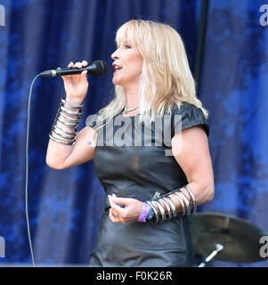 Oxfordshire, Vereinigtes Königreich. 15. August 2015.  Bild: Cropredy Oxfordshire UK. Fairports Cropredy Convention: Toyah Durchführung auf der Hauptbühne. Date15/08/2015 Credit: Charlie Bryan/Alamy Live News Stockfoto