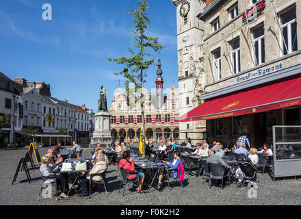 Ältere Touristen im Café in der Stadt freien Platz in Aalst / Alost, Ost-Flandern, Belgien Stockfoto