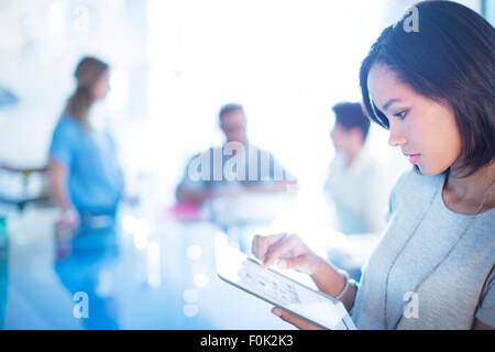 Konzentriert Geschäftsfrau mit digital-Tablette Stockfoto