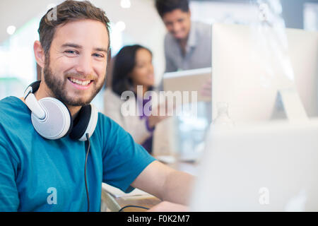 Porträt zuversichtlich kreative Geschäftsmann mit Kopfhörern, die im Büro arbeiten Stockfoto