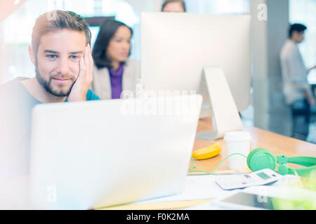 Kreative Geschäftsleute arbeiten am Laptop und Computer im Büro Stockfoto