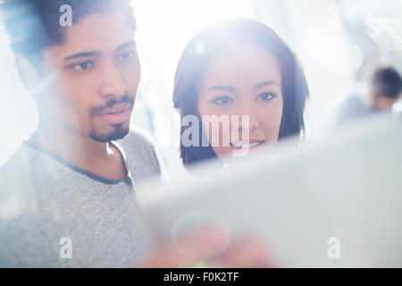 Geschäftsleute, die mit digital-Tablette hautnah Stockfoto