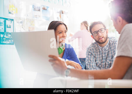 Kreative Geschäftsleute diskutieren Papierkram im Büro Stockfoto