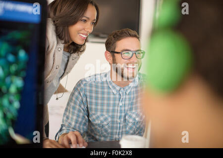 Lächelnde Geschäftsleute im Büro Stockfoto