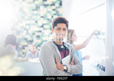 Porträt zuversichtlich kreative Geschäftsmann im Büro Stockfoto