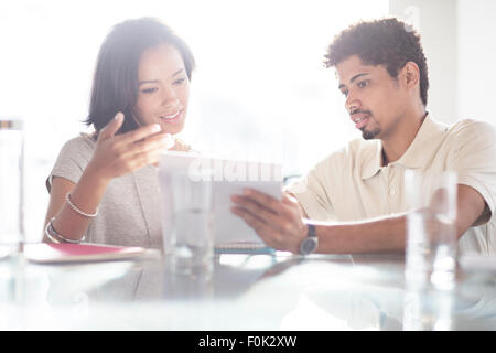 Geschäftsleute, die mit digital-Tablette in office Stockfoto