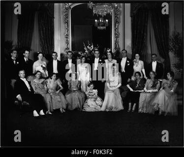 Dieses Foto zeigt die Familie Johnson in einem Herrenhaus am 16. Januar 1940. Der historische Kontext des Bildes gibt einen Einblick in das gesellschaftliche Leben der Zeit und spiegelt den Lebensstil der Familie und die sozialen Normen der Zeit wider. Stockfoto