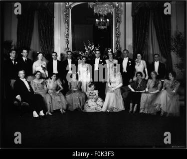 Das Foto zeigt die Familie Johnson in einem Herrenhaus am 16. Januar 1940. Es fängt einen Moment in der Zeit ein und bietet einen historischen Überblick über das Familienleben und die gesellschaftlichen Zusammenkünfte während dieser Zeit. Stockfoto