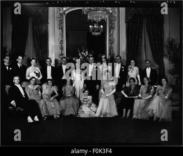 Das Foto zeigt die Familie Johnson in ihrem Herrenhaus am 16. Januar 1940. Dieses historische Bild fängt einen Moment im Leben der Johnsons während des frühen 20. Jahrhunderts ein. Stockfoto