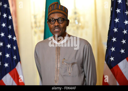 Der nigerianische Präsident Buhari Adressen Reportern vor Arbeitsessen mit Sekretär Kerry nigerianischen Präsidenten Buhari Adressen Reportern vor dem Arbeitsessen mit Sekretärin Stockfoto