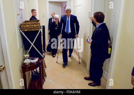 Secretary Kerry und unter Sekretärin Sherman verließ ein US-Delegation-Büro am 01:30 am 7. Juli Sekretär Kerry und unter Sekretärin Sherman verließ eine US-Delegation Stockfoto