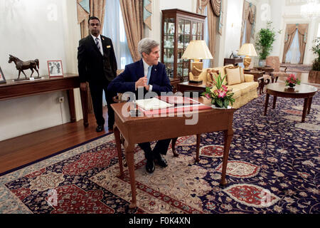 Secretary Kerry Zeichen Gästebuch bei Instana in Singapur vor bilateralen Treffen mit Premierminister Lee Sekretär Kerry Zeichen Gästebuch bei Instana in Singapur vor bilateralen Stockfoto