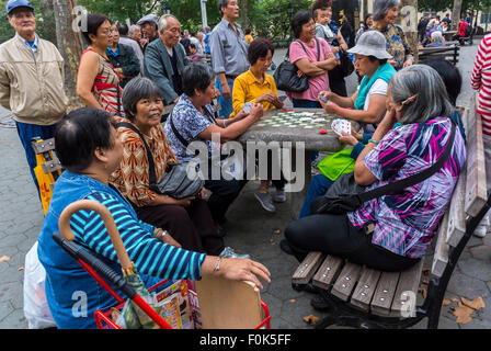 New York City, USA, Gruppe chinesischer Einwanderer Asiatisch, Seniorinnen, traditionelle chinesische Gesellschaftsspiele im Chinatown District, im Public Park, Seniorenaktivitäten, Altersrenten Spaß, ältere Frauen Gruppe ernsthaft, Seniorenversammlungen Stockfoto