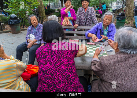 New York City, USA, Gruppe Chinesische Einwanderer Asiatisch, Seniorinnen, traditionelle chinesische Brettspiele im Chinatown District, im Public Park, Rentner Spaß, ältere Frauen gruppieren ernste, einkommensschwache städtische usa Migranten, Seniorenversammlungen Stockfoto