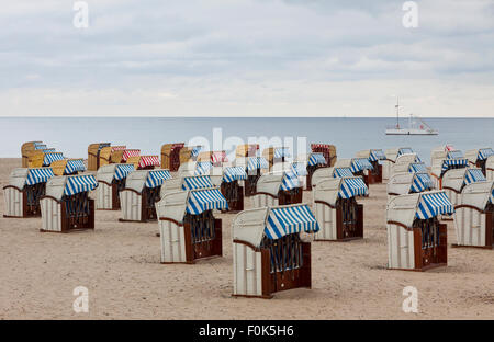 Mit Kapuze Strandkörbe (Strandkorb) an der baltischen Küste in Travemünde, Deutschland Stockfoto